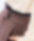 Zoom sur le détail de plis noirs sur le pantalon AOMAME Hounstooth, taille haute en pied de poule