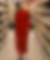 Mélodie porte une robe longue rouge d'inspiration asiatique avec un col mao, des manches longues et un laçage noeud sur le devant et les côtés fabriqué artisanalement en France