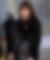 Une femme porte le top noir en velours col mao et manches longues crée à Paris dans le 13ème avec du tissu de stocks dormants