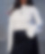 Carly porte le pull à manches longues évasée blanc de la marque française HANOI PARIS 