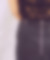 Zoom sur le dos de la jupe à bretelles NADIA, une jupe asymétrique à rayures noires et blanches avec des bretelles amovibles et des boucles argentées au niveau de la ceinture. La jupe est fabriquée à Paris à partir de tissu upyclé